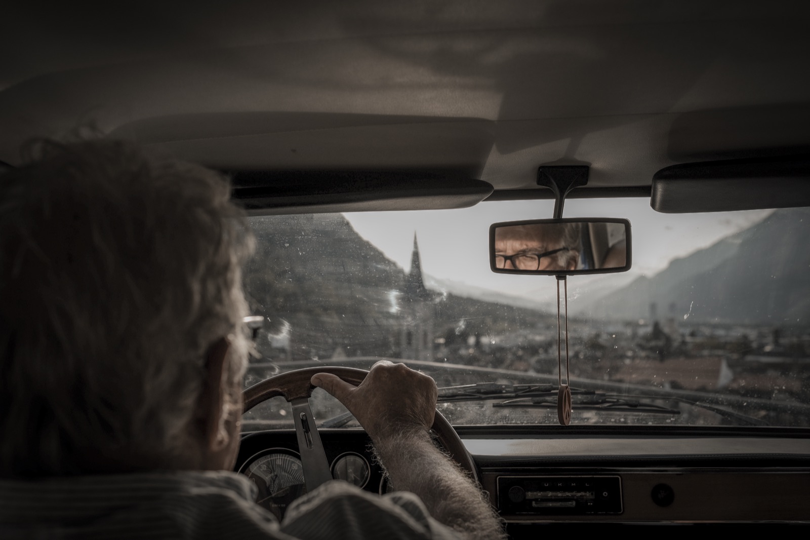 Autofotografie Alfa Romeo Giulia, Blick durch die Frontscheibe auf Chur, Graubünden