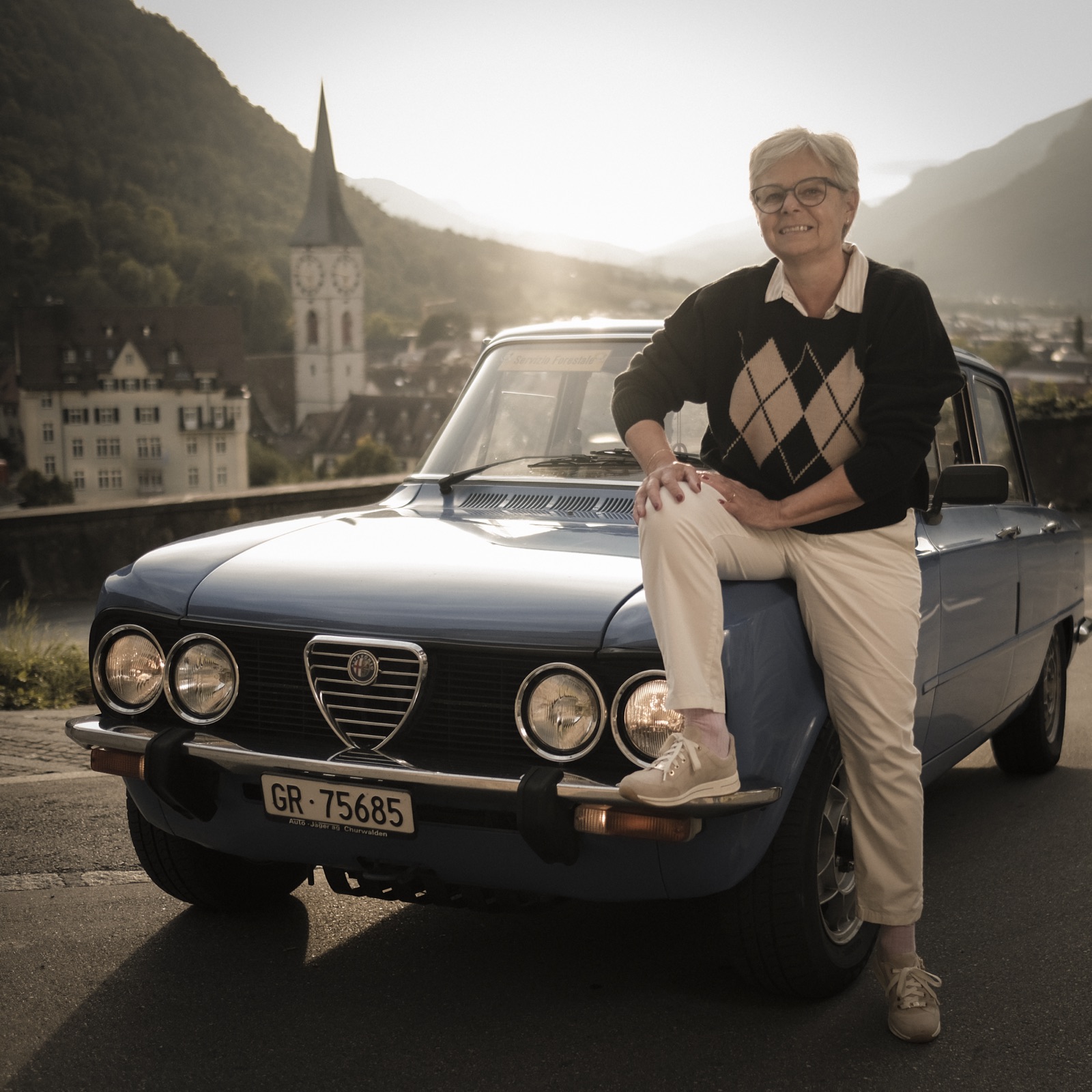 Autofotografie Alfa Romeo Giulia mit Fahrerin, Chur, Graubünden, Abendlicht