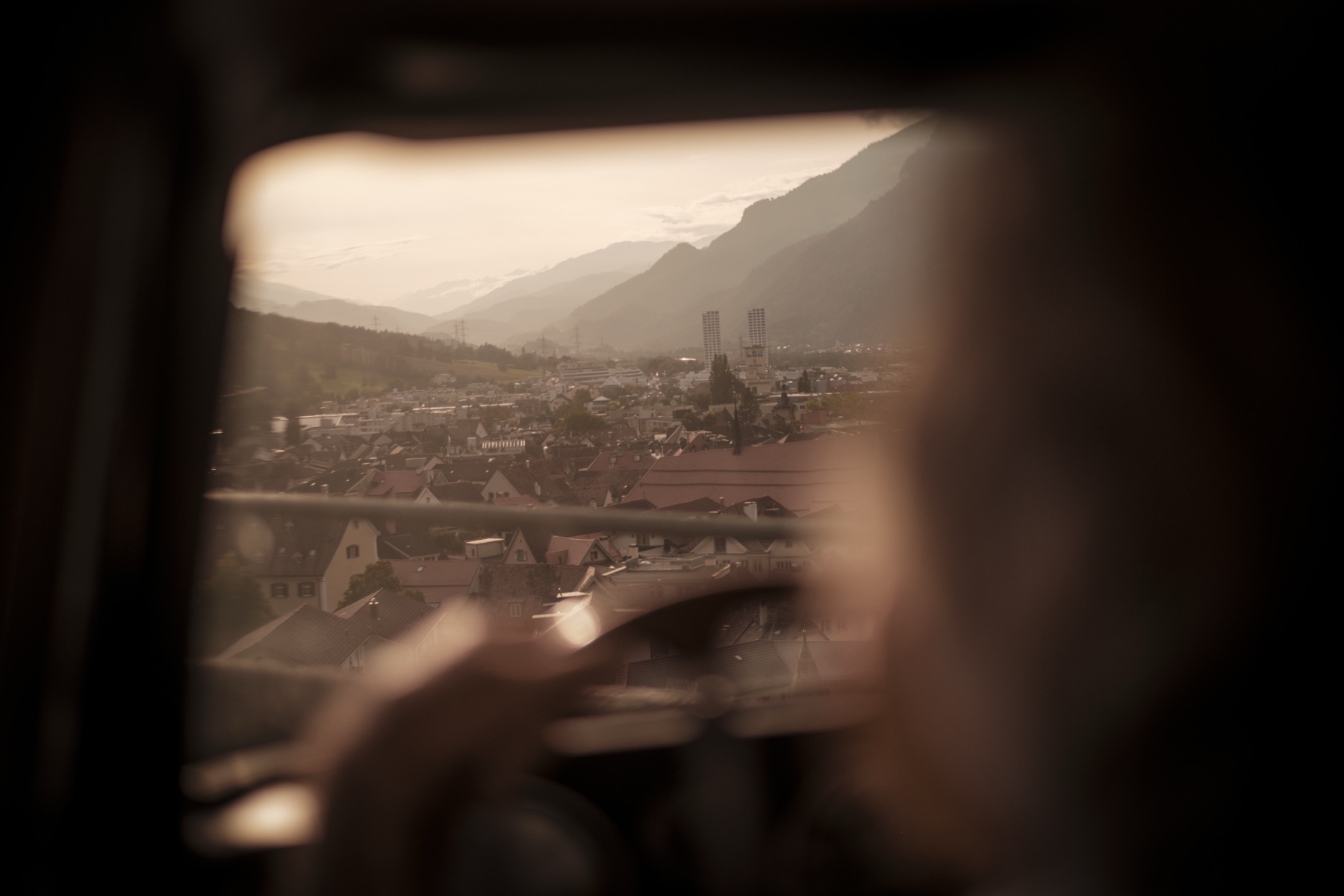 Autofotografie Alfa Romeo Giulia, Blick über die Dächer von Chur, Graubünden