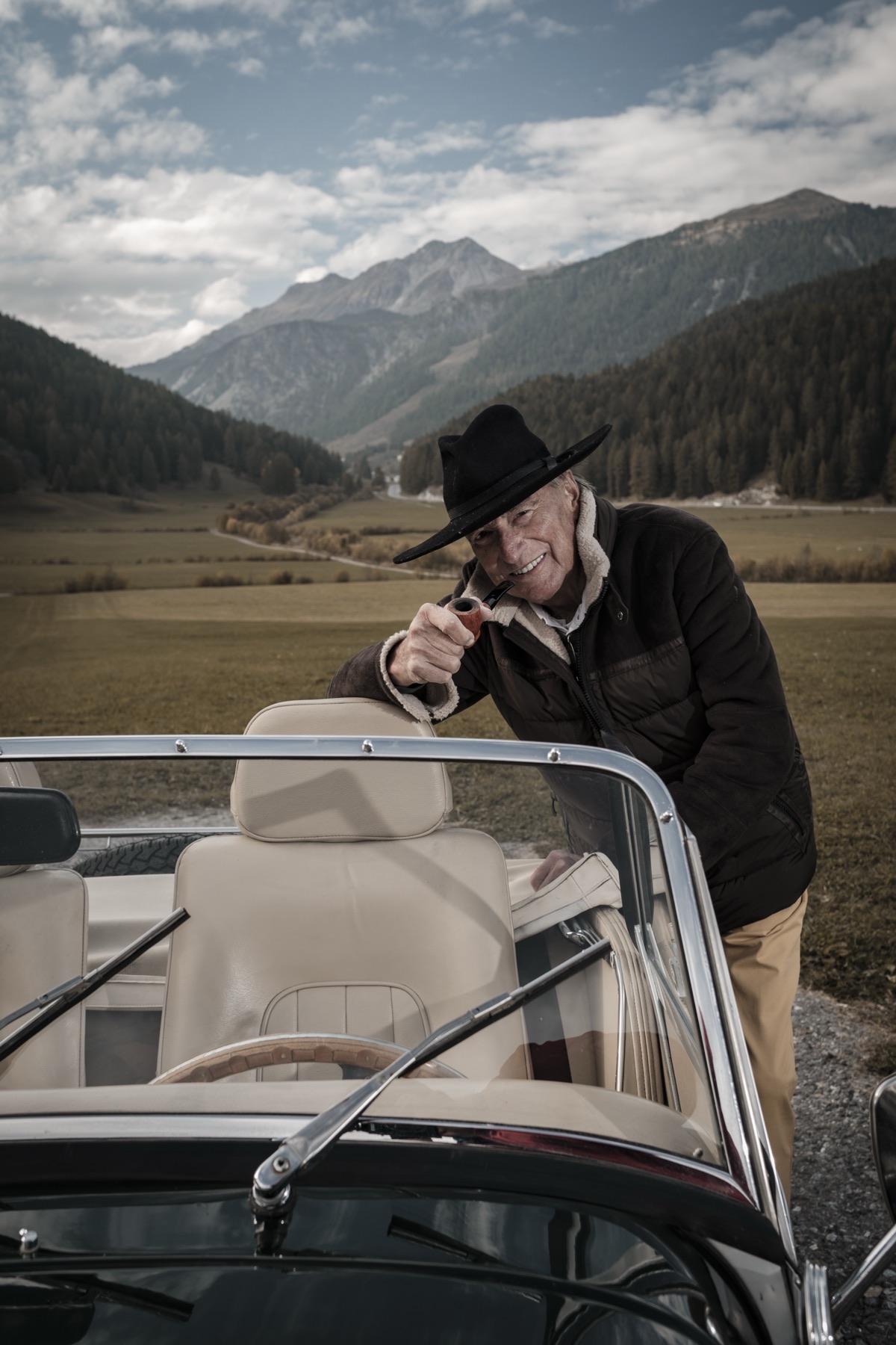 Autofotografie Morgan Roadster, Fahrerportrait mit Pfeife, Graubünden