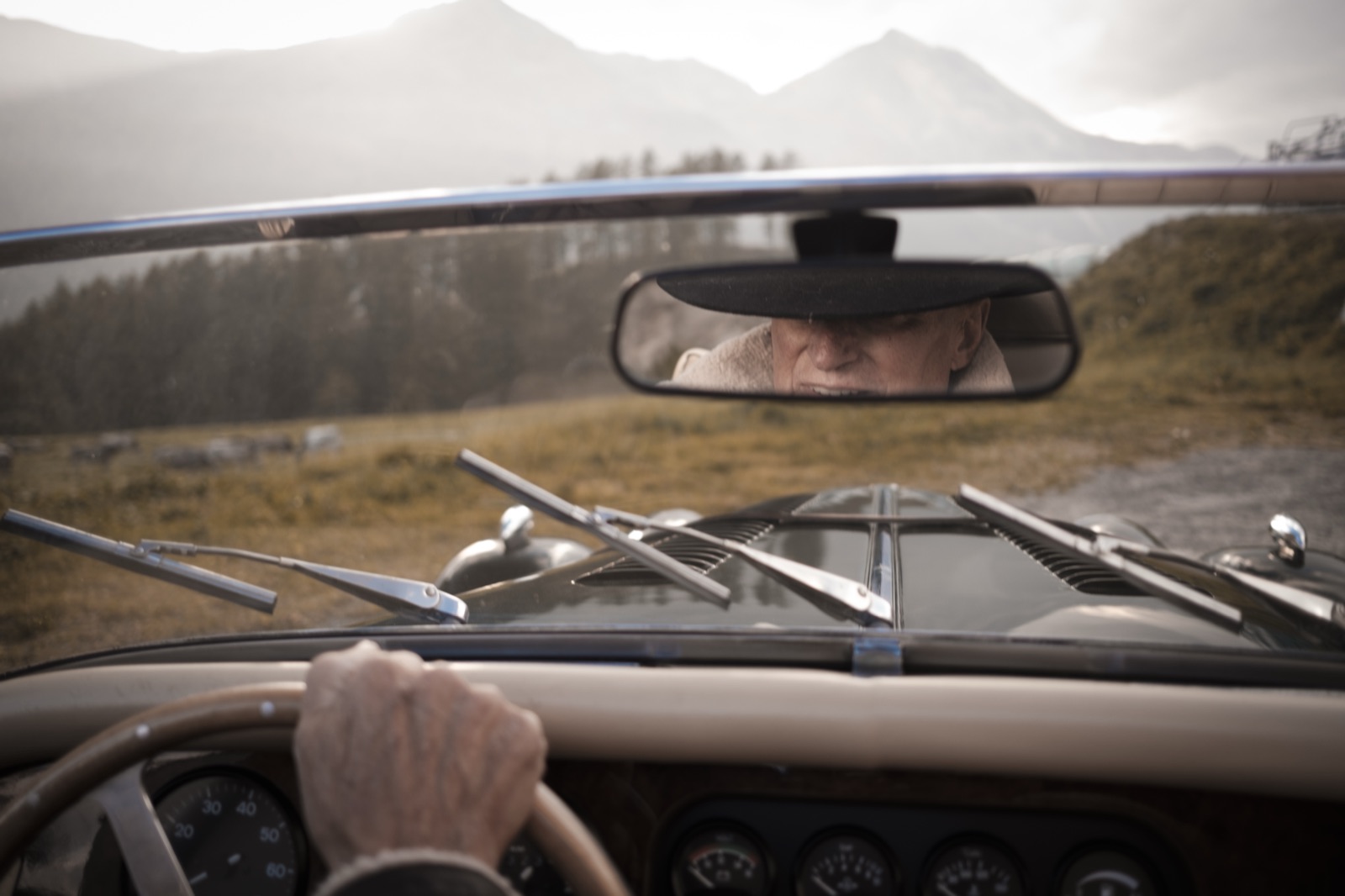 Autofotografie Morgan Roadster, Blick durch den Rückspiegel, Alpenpass Graubünden