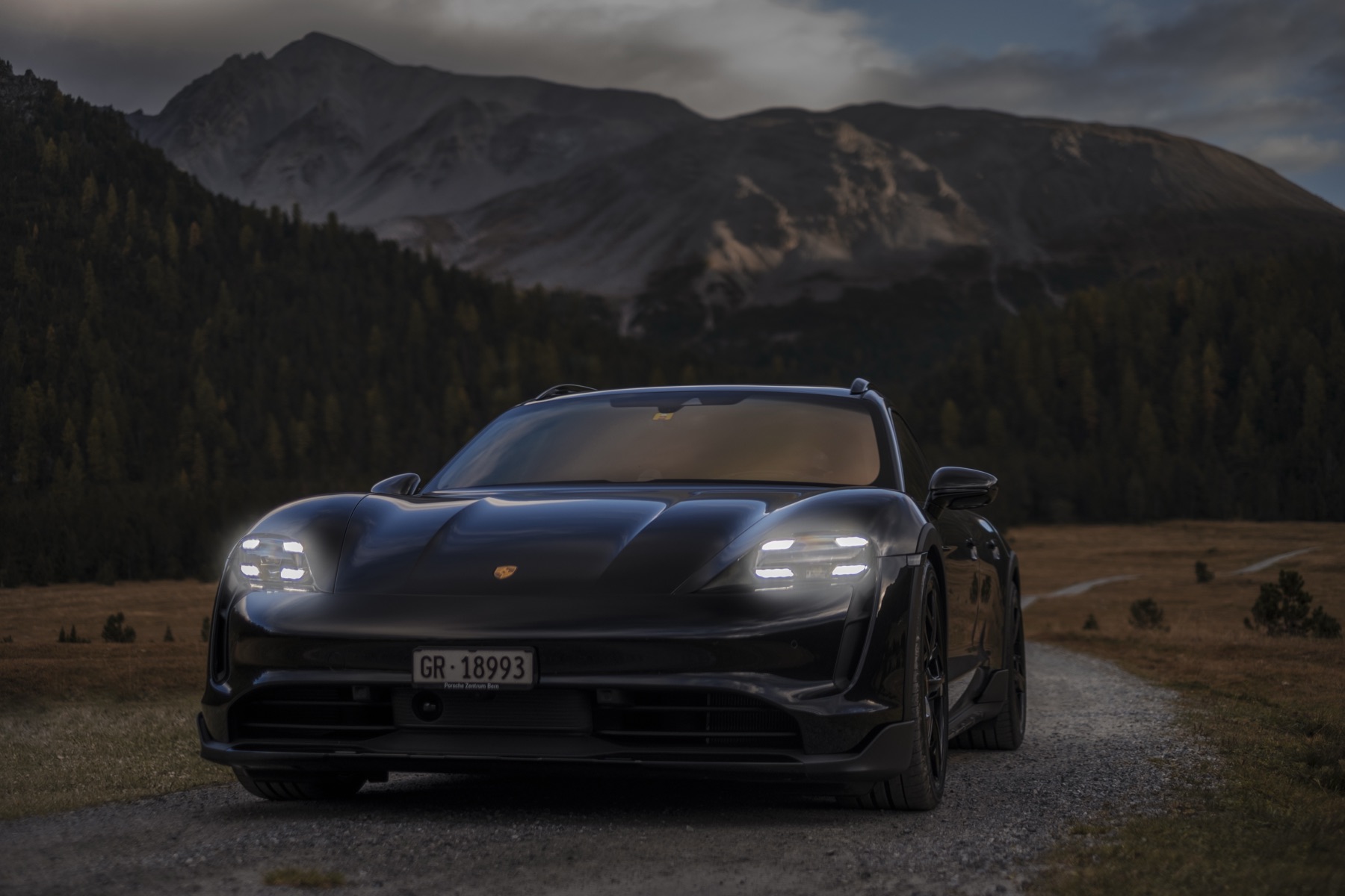 Autofotografie Porsche in der Abenddämmerung, Graubünden