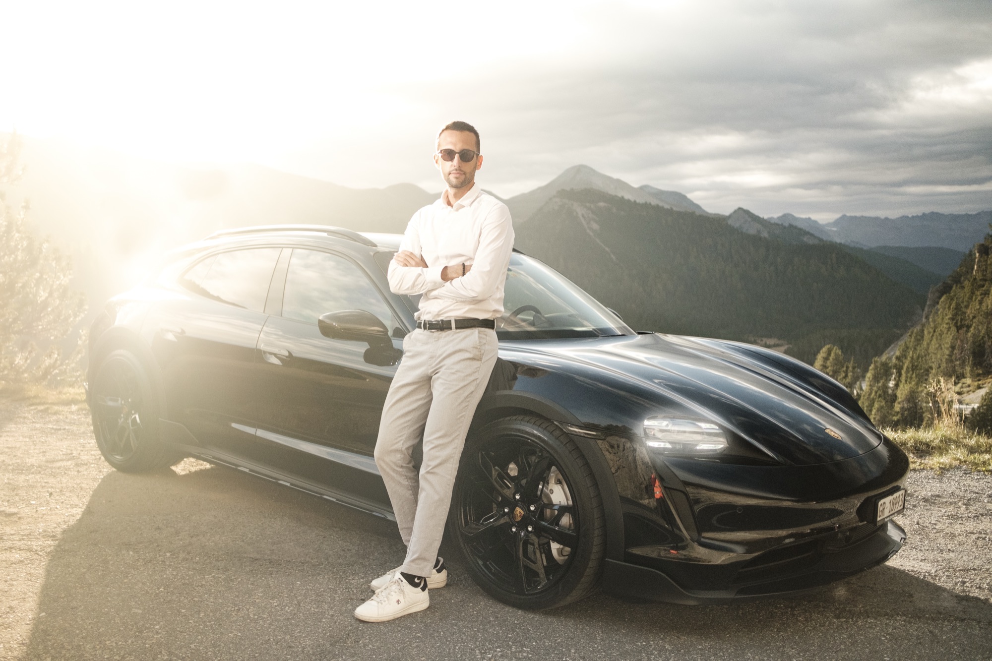 Autofotografie Porsche mit Besitzer vor Bergpanorama, Graubünden