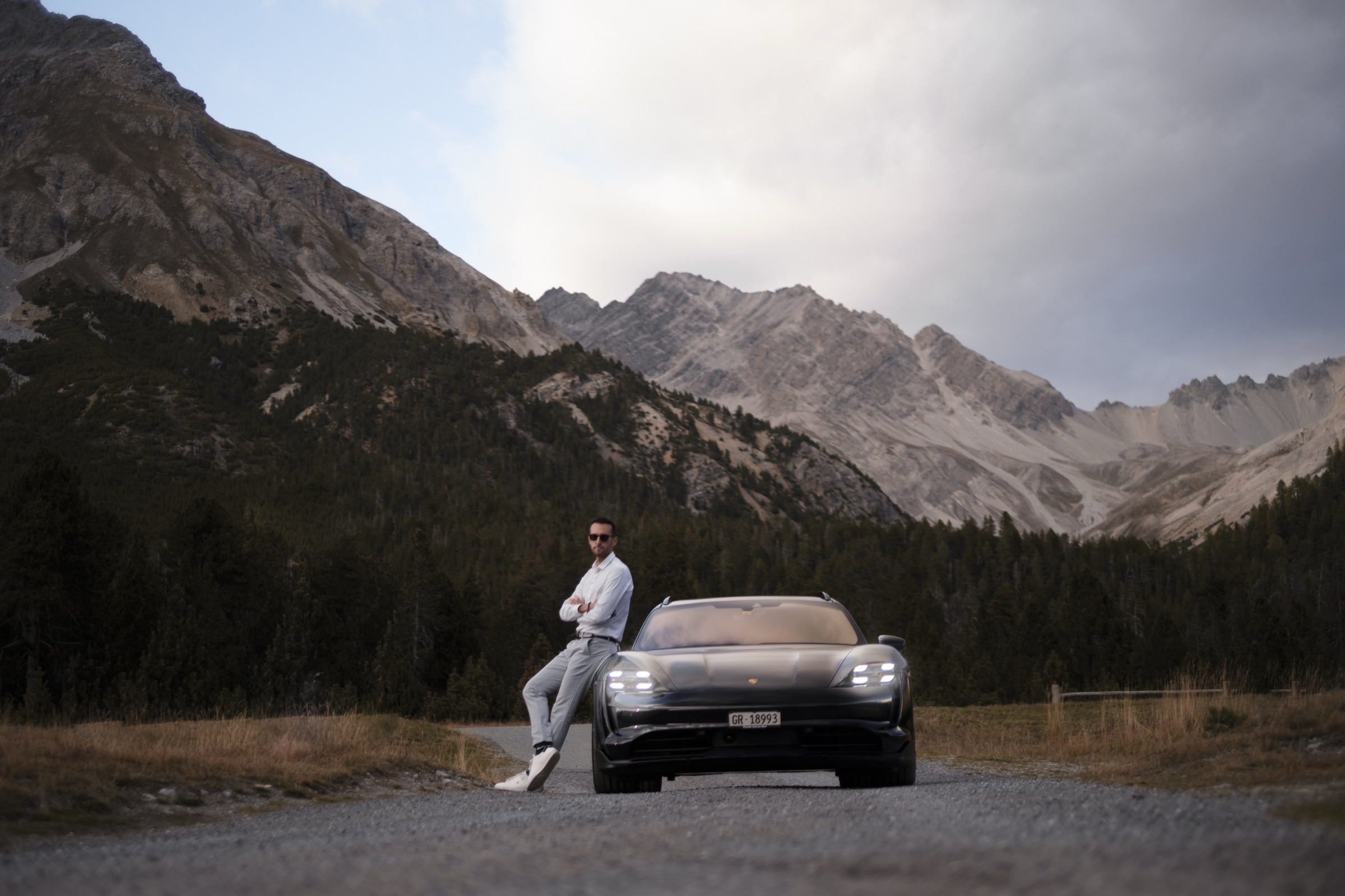 Autofotografie Porsche mit Blick ins Tal, Graubünden