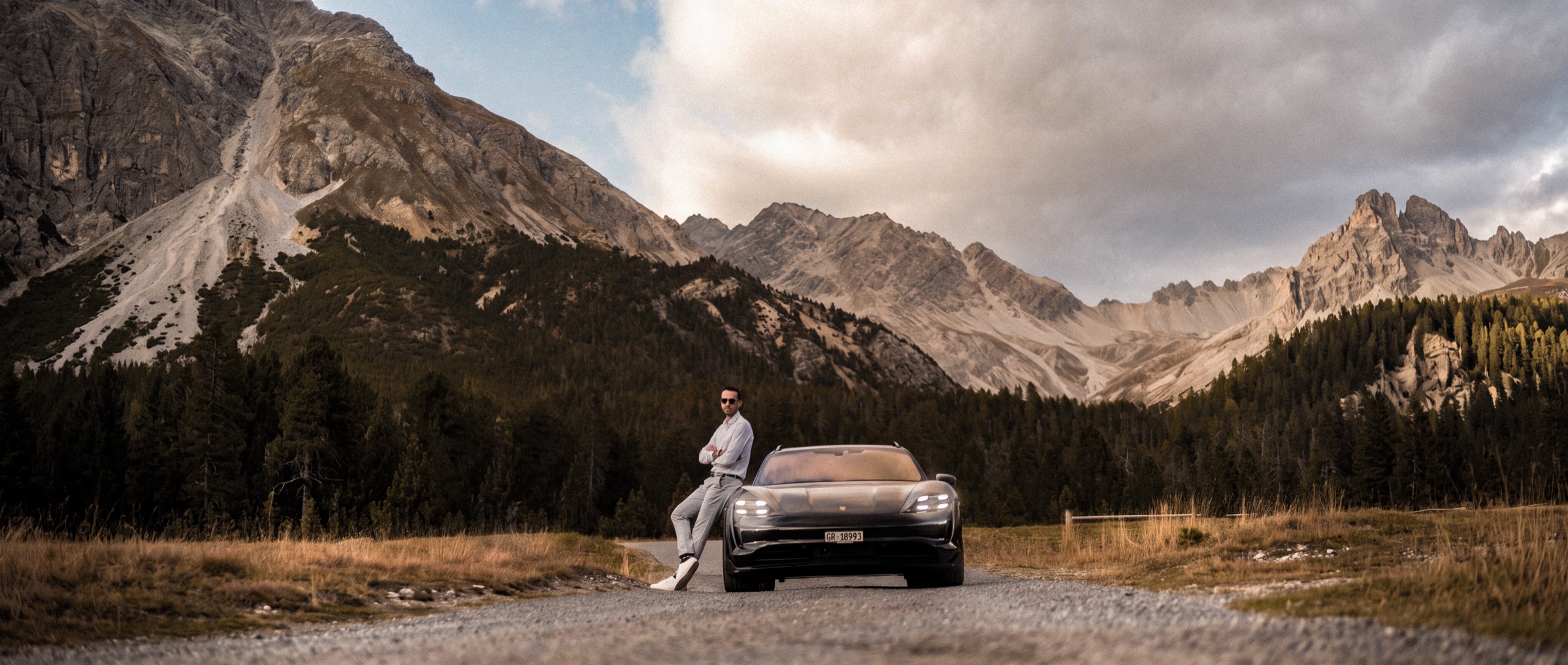 Autofotografie Porsche vor Bündner Bergpanorama, Cinemascope-Weitwinkel