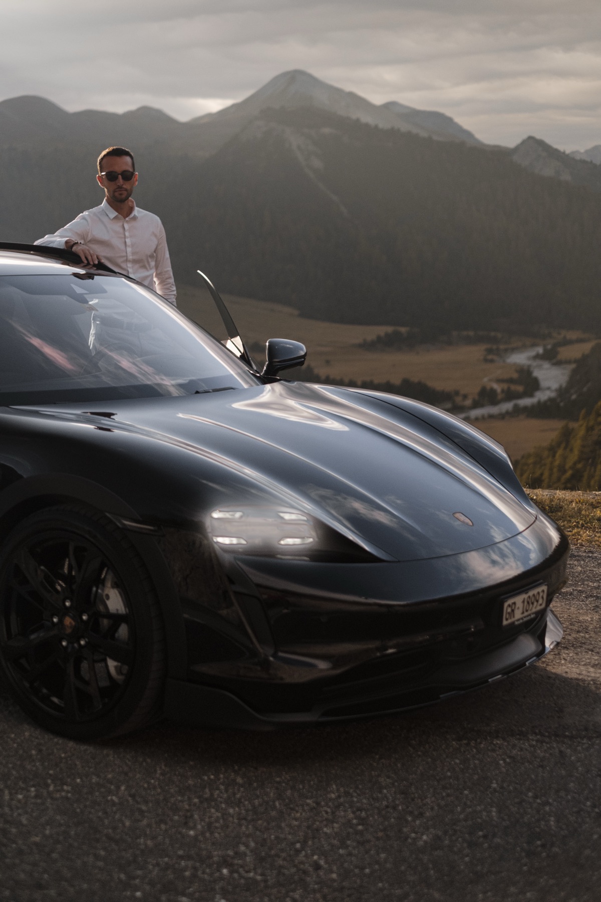 Autofotografie Porsche zur goldenen Stunde, Graubünden