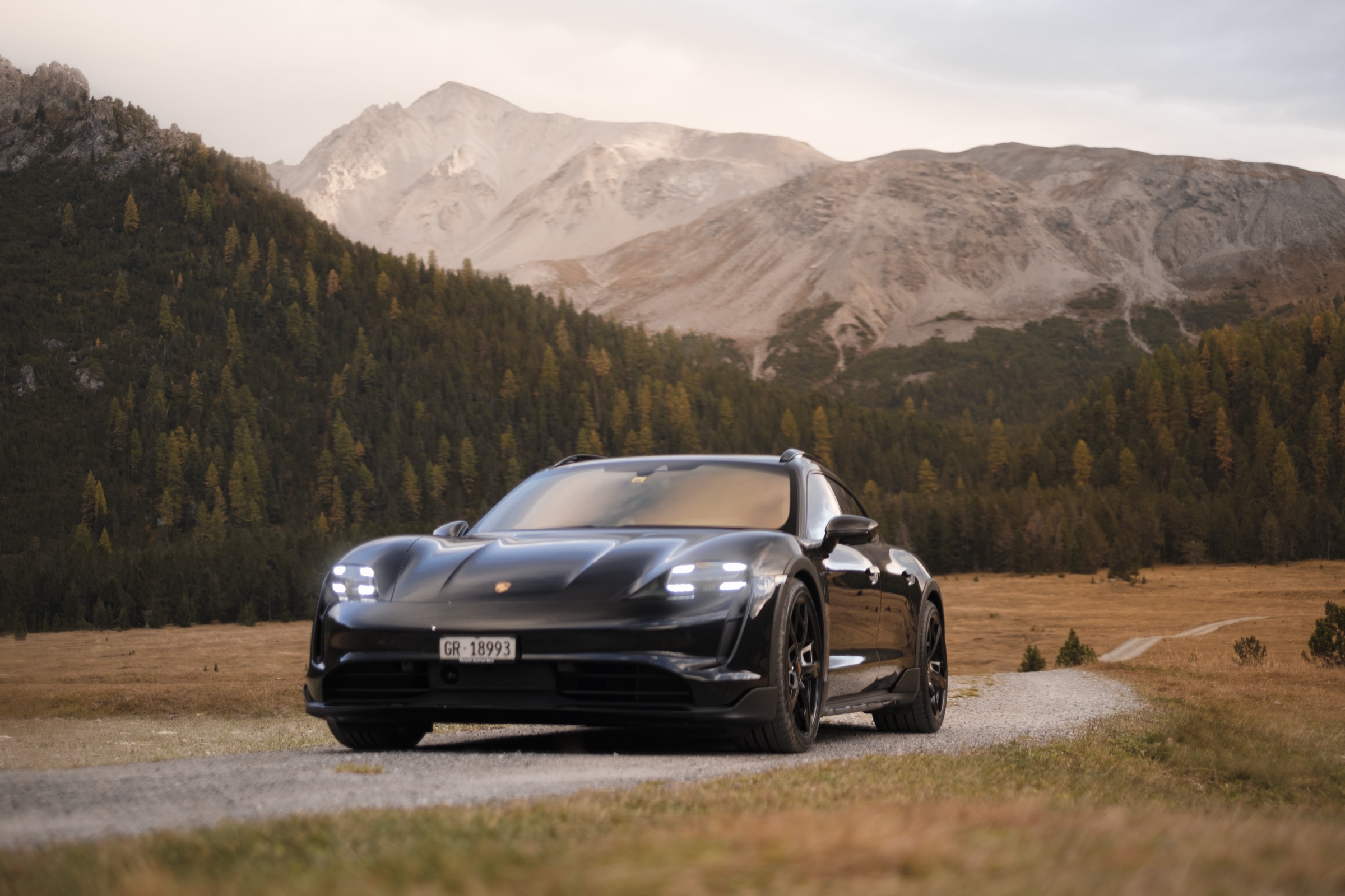 Autofotografie Porsche vor Bergpanorama, Graubünden