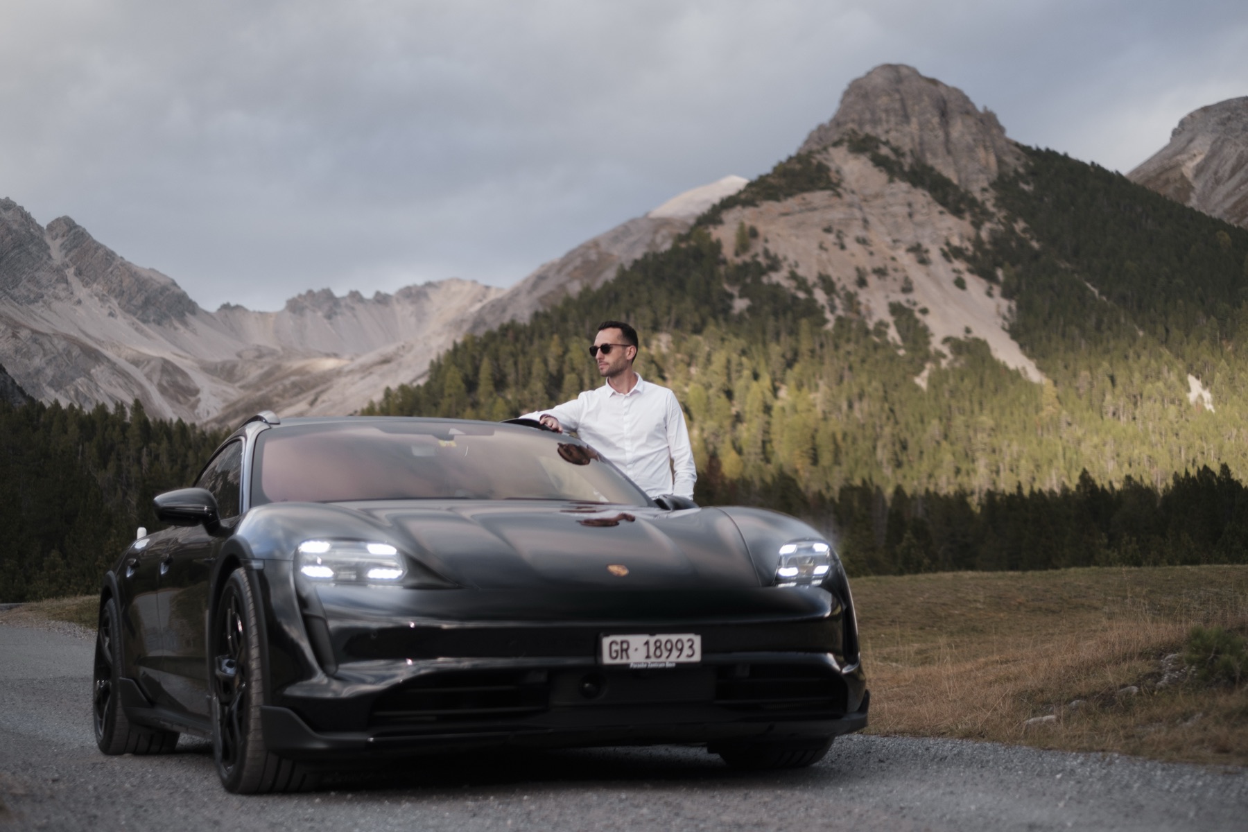 Autofotografie Porsche vor schroffem Gipfel, Graubünden