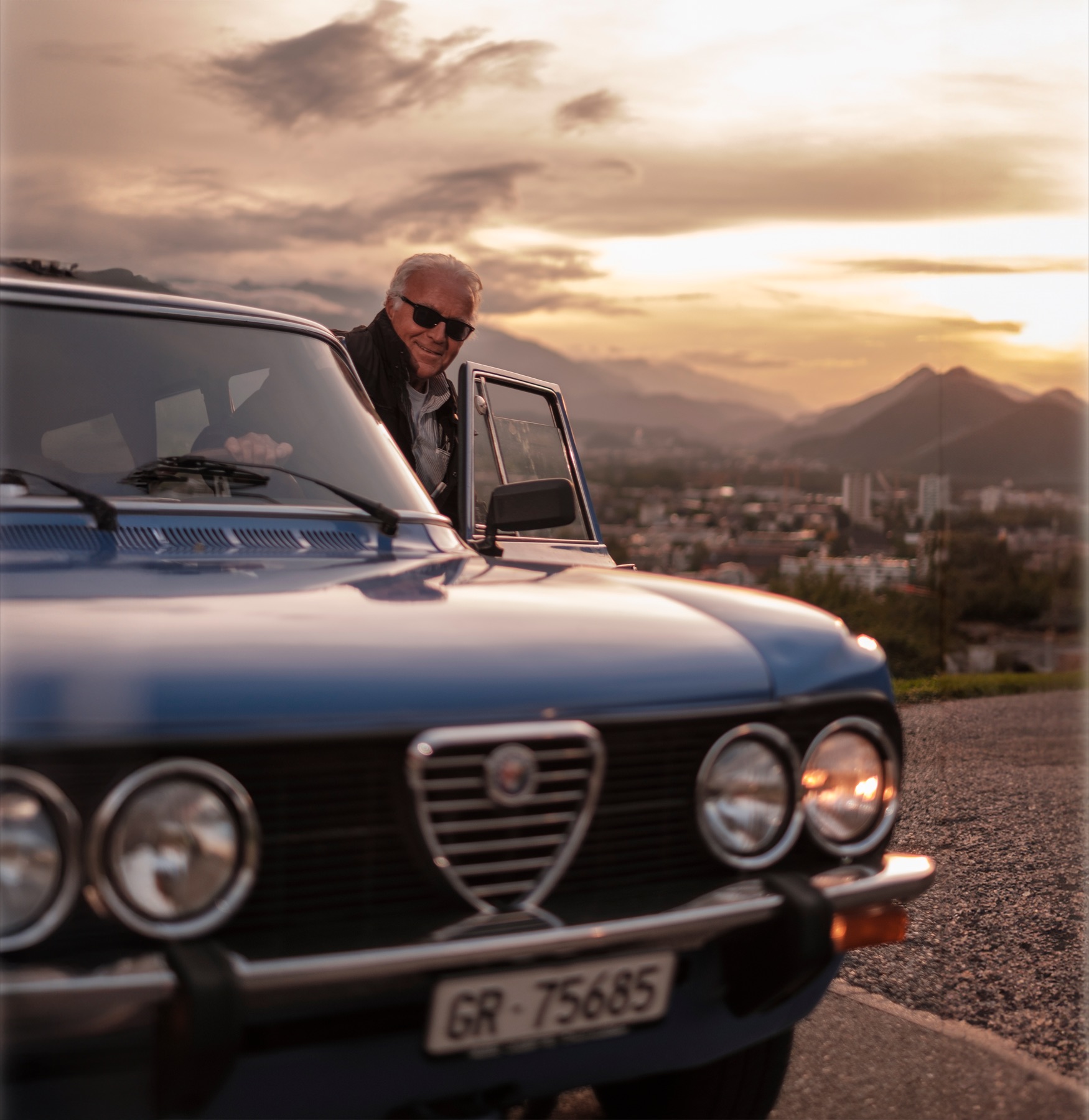 KI-generiertes Bild eines Alfa Romeo Giulia bei Sonnenuntergang, Beispiel aus dem Shooting