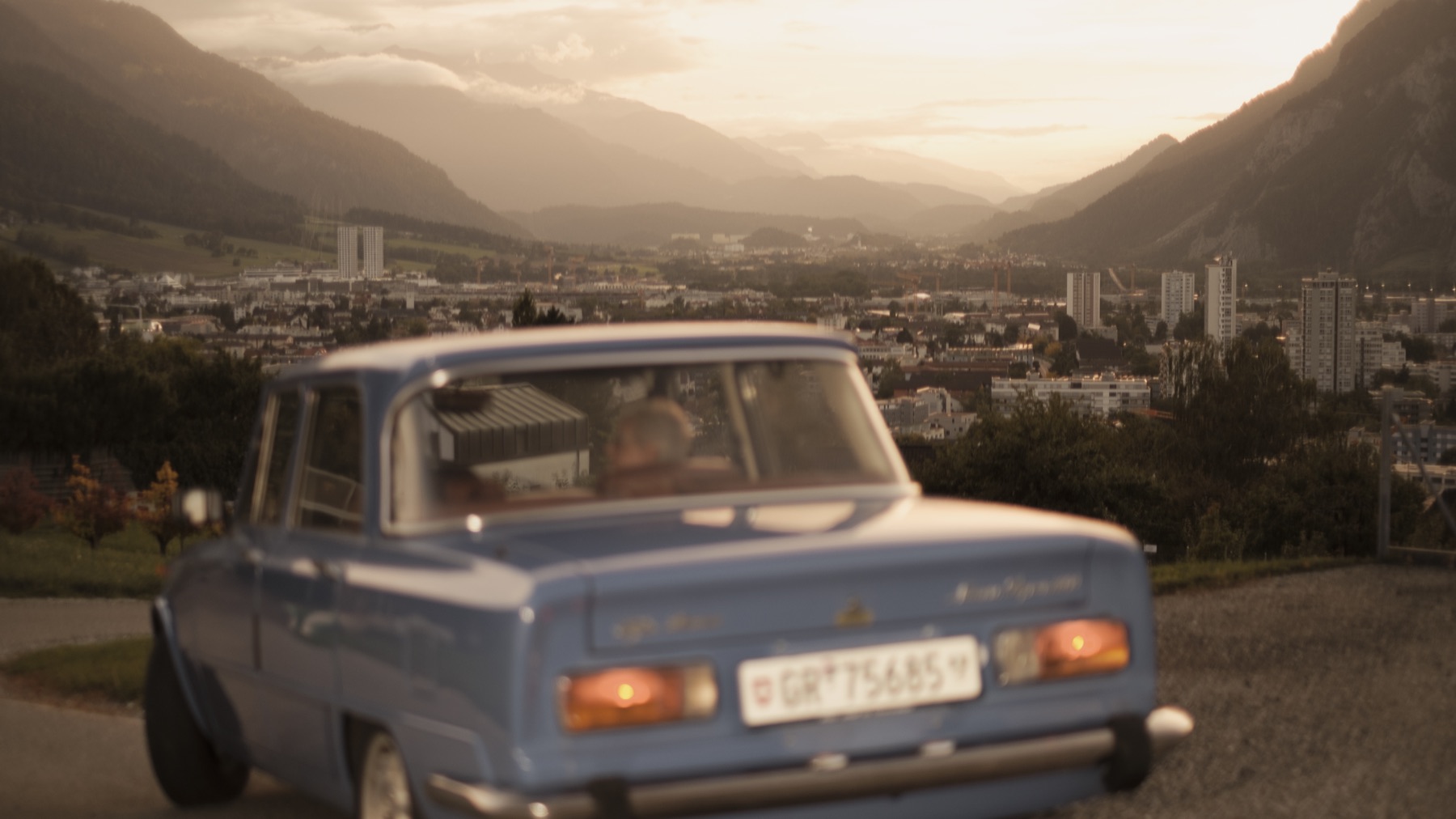 Autofotografie Alfa Romeo Giulia, Hand am Lenkrad, Graubünden