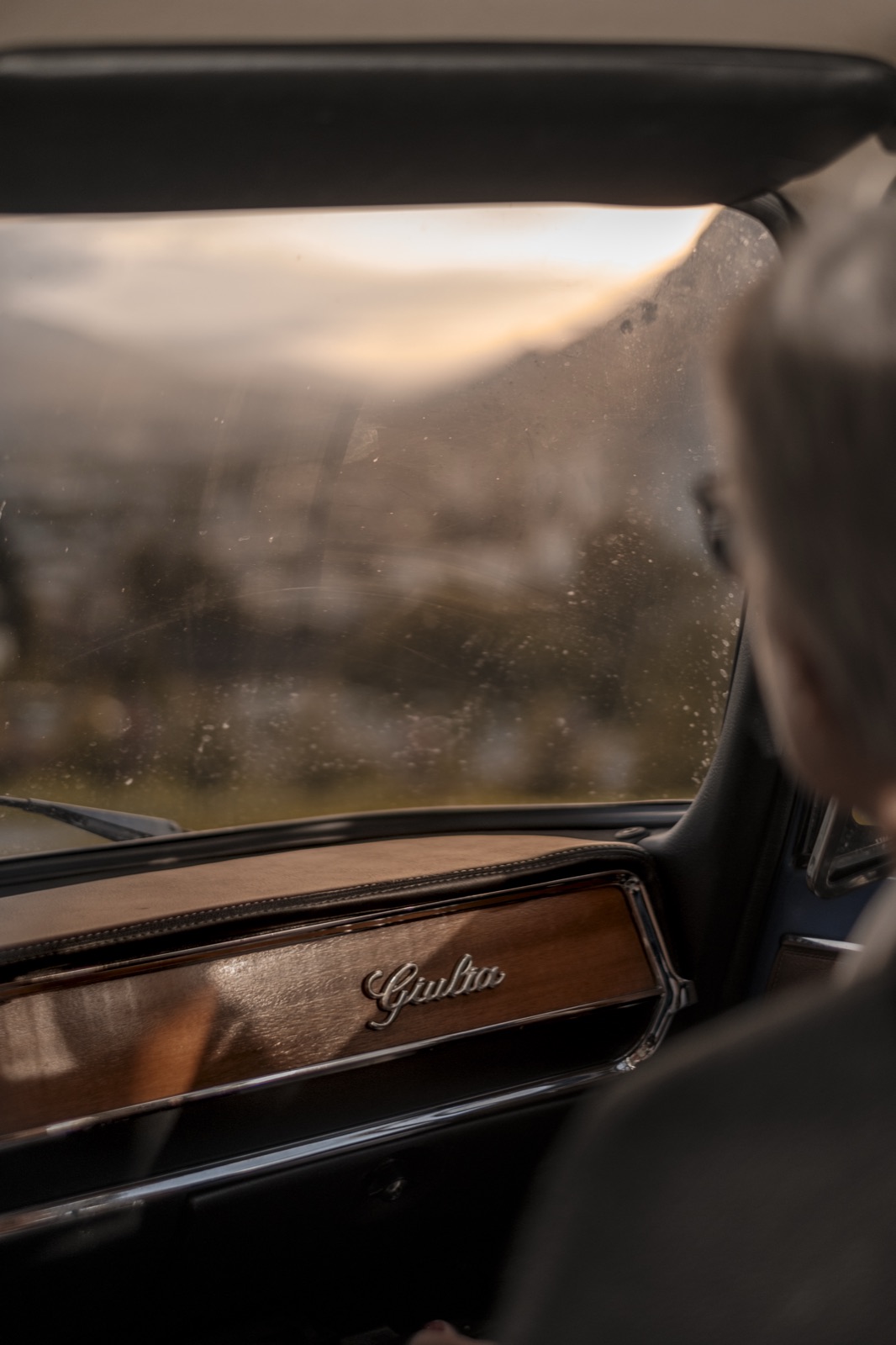 Detailaufnahme Giulia-Schriftzug im Alfa Romeo, Graubünden
