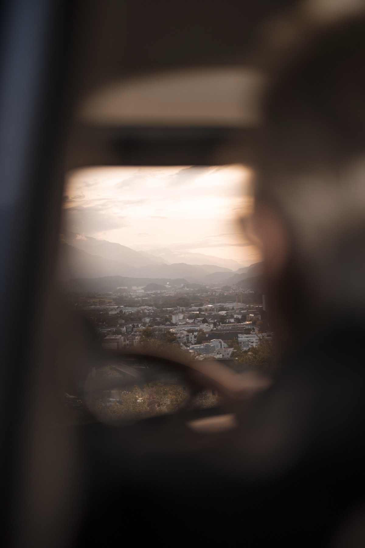 Autofotografie Alfa Romeo Giulia, Spiegelung im Seitenspiegel, Graubünden