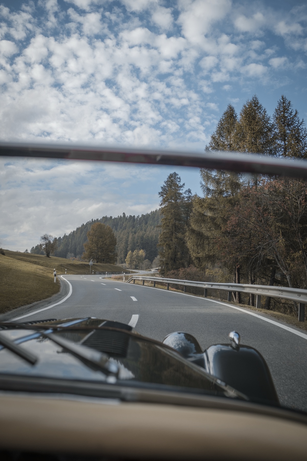 Autofotografie Morgan Roadster, Blick auf die Armaturen, Graubünden