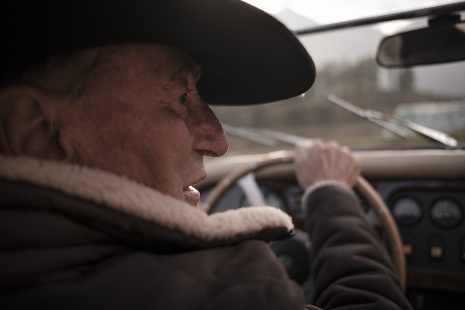 Autofotografie Morgan Roadster, Fahrer mit Hut, Graubünden