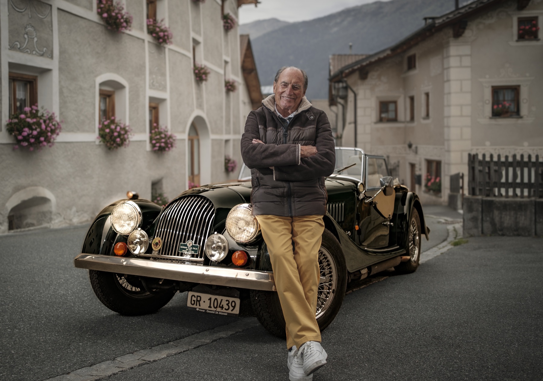 Autofotografie Morgan Roadster, Holzlenkrad im Detail, Graubünden
