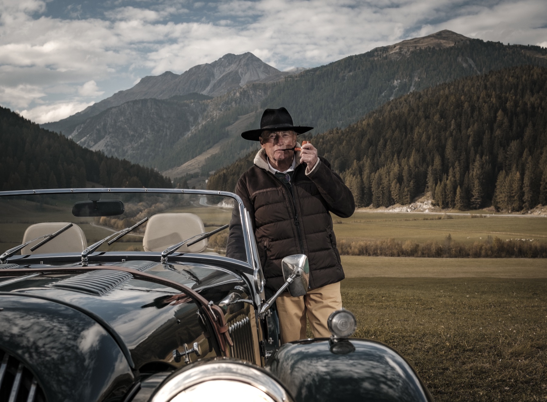 Autofotografie Morgan Roadster auf offener Strasse, Graubünden