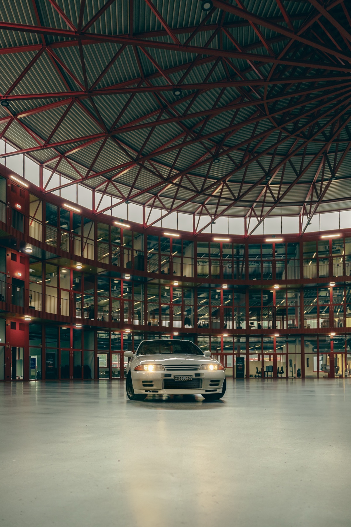 Autofotografie Nissan Skyline, Frontansicht mit Scheinwerfern, Industriehalle