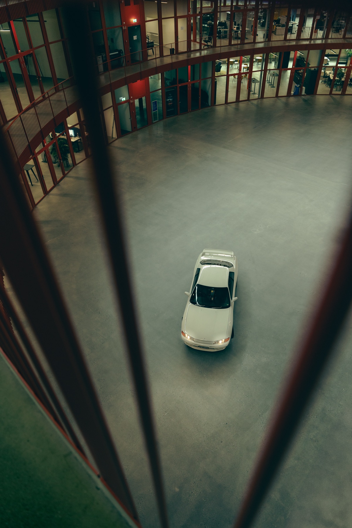 Autofotografie Nissan Skyline von oben in einer Industriehalle, Graubünden