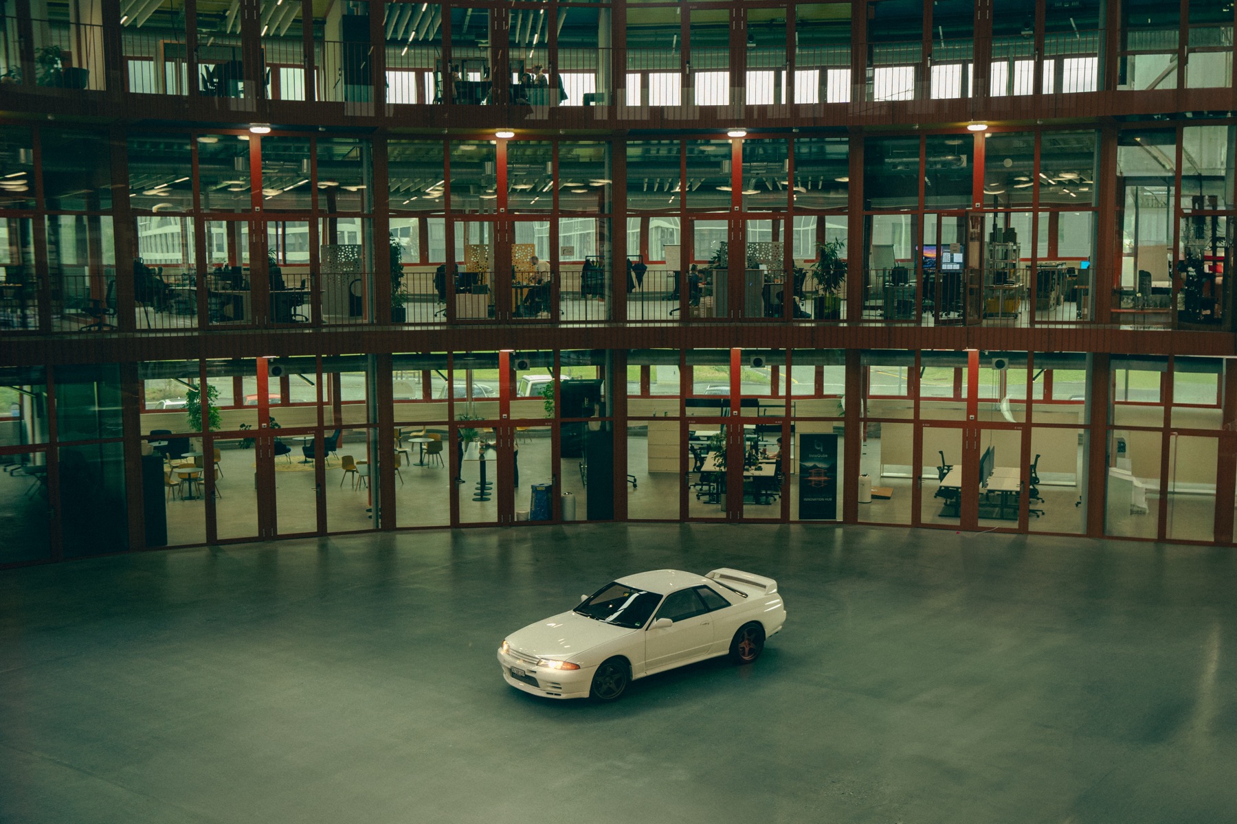 Autofotografie Nissan Skyline in einer runden Glashalle, Graubünden