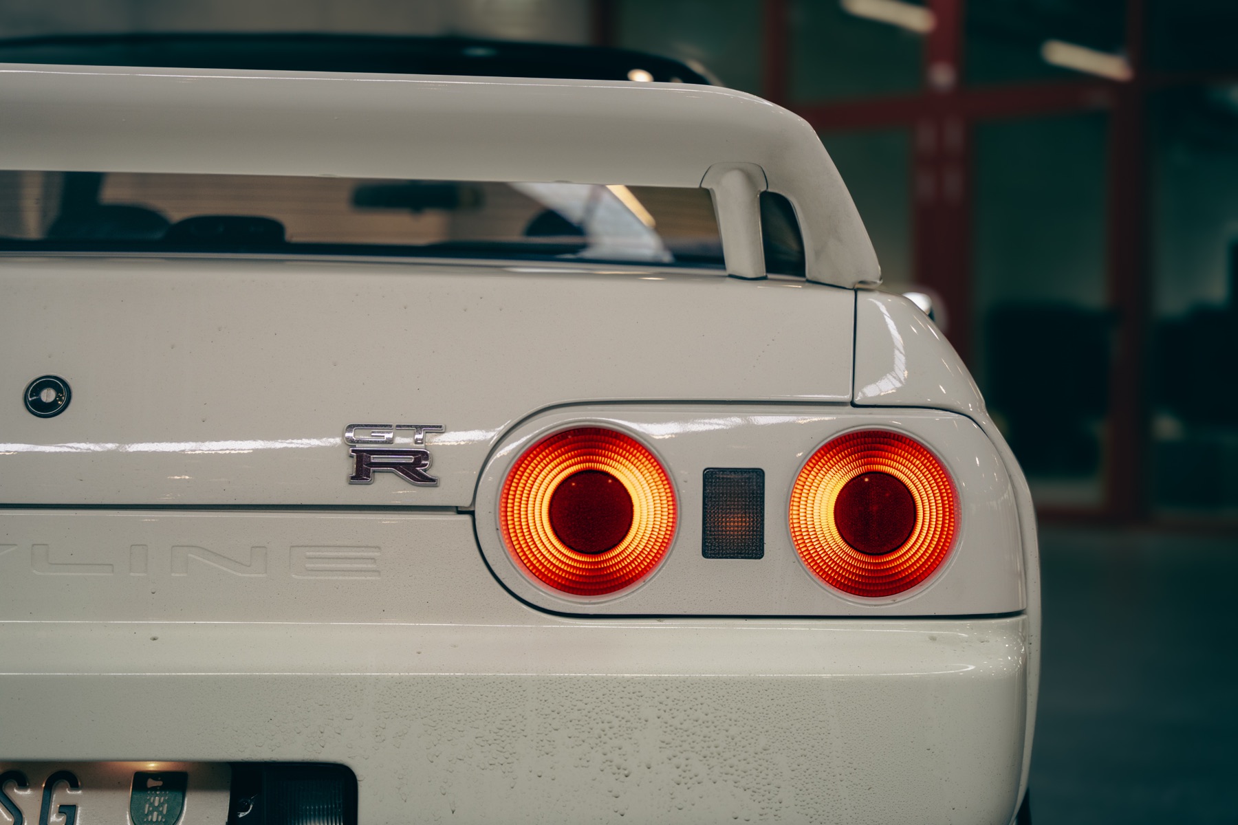 Autofotografie Nissan Skyline GT-R, Rücklicht im Detail, Graubünden