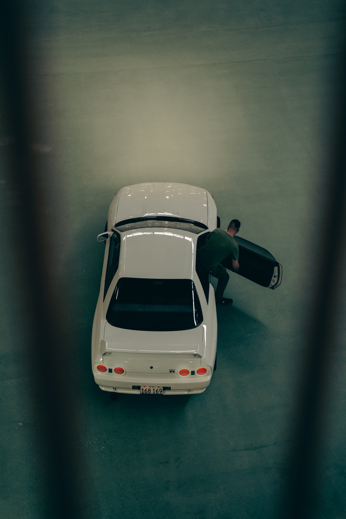 Autofotografie Nissan Skyline von oben, Fahrer öffnet die Tür, Graubünden