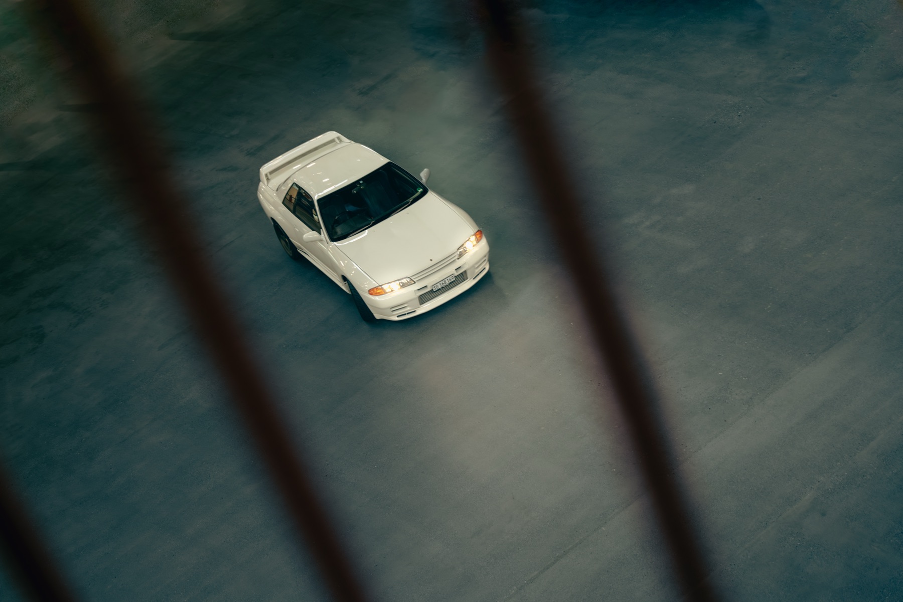 Autofotografie Nissan Skyline von oben, Weitwinkel, Graubünden