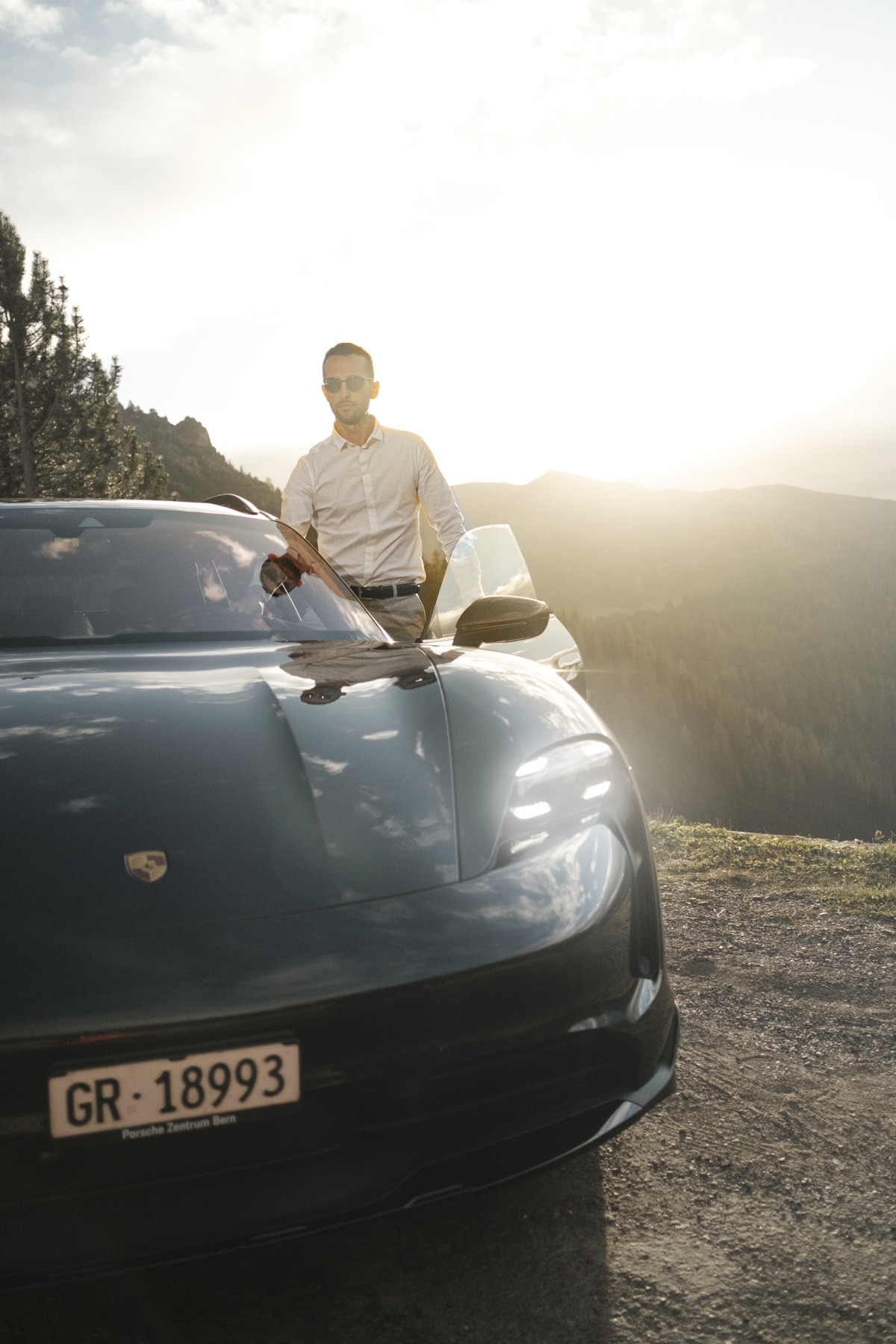 Autofotografie Porsche, Nahaufnahme Motorhaube mit Fahrer, Graubünden